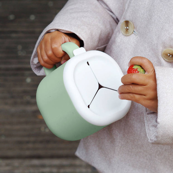 Silikonowy kubek niewysypek na przekąski Pick 'n' Snack sage green, Beaba