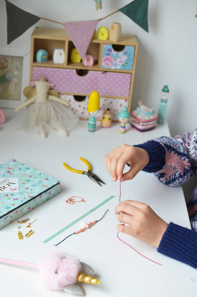 Zestaw kreatywny do tworzenia biżuterii Bransoletki Boho 8+ KOLEKCJA 2022, Janod