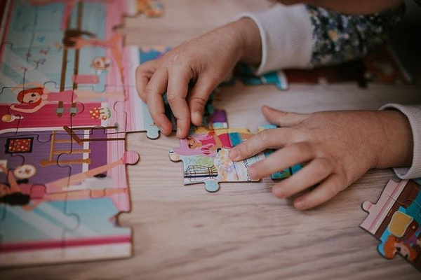 Puzzle w walizce Akademia tańca 100 elementów 6+ Made in France, Janod