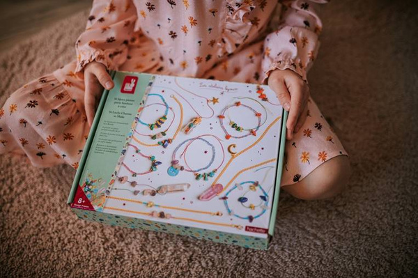 Zestaw kreatywny do tworzenia biżuterii z kamieniami przynoszącymi szczęście 8+, Janod