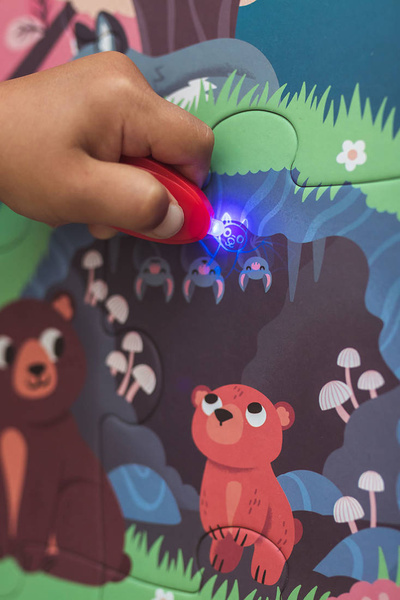 Świecące puzzle z mini-lampką UV Las 24 elementy 3+, Janod