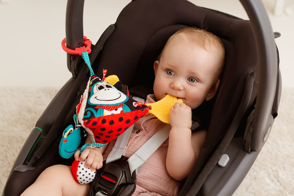 Zawieszka kontrastowa do wózka łóżeczka Piramidka Krowa, 0 m+, Balibazoo