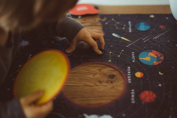 Puzzle Układ Słoneczny z elementami w kształcie planet 5+, Mudpuppy