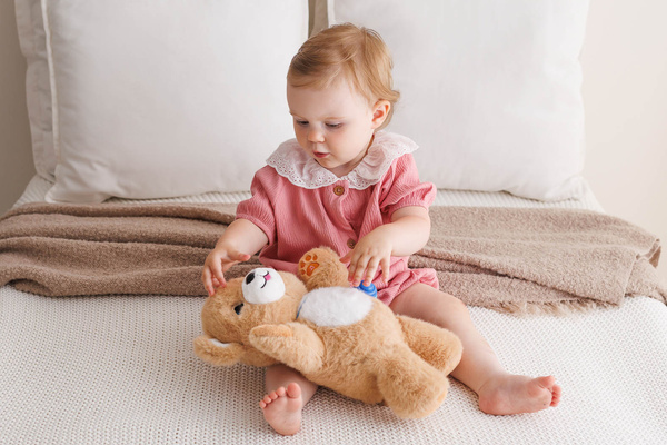 Zabawka interaktywna - Niedźwiadek Brunatny, dla dzieci, 18 m+, Dumel