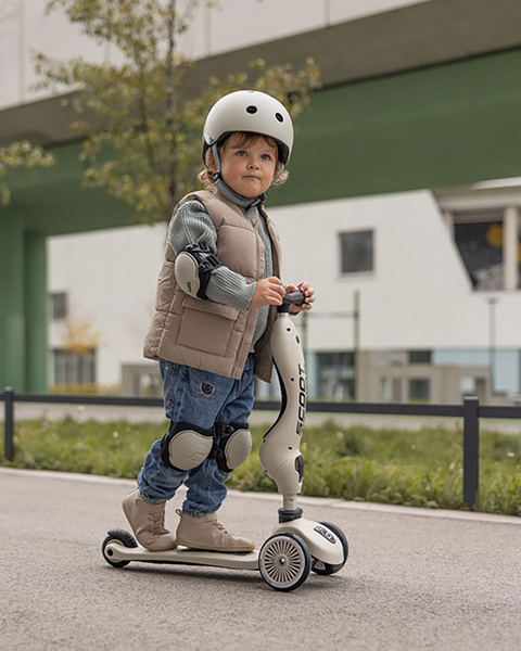 Zestaw: Scoot and Ride Kask dla dzieci 1-5 lat rozm. XXS-S, kolor: Ash + ochraniacze rozm. XXS