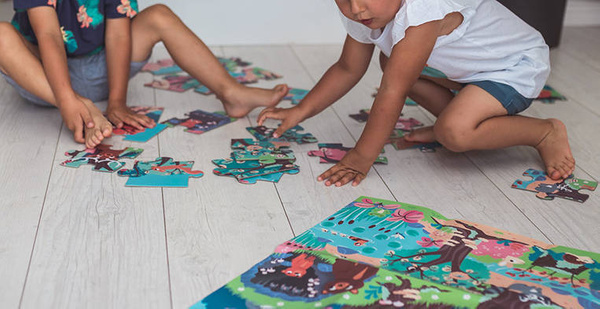 Świecące puzzle z mini-lampką UV Las 24 elementy 3+, Janod