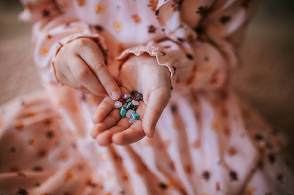 Zestaw kreatywny do tworzenia biżuterii z kamieniami przynoszącymi szczęście 8+, Janod