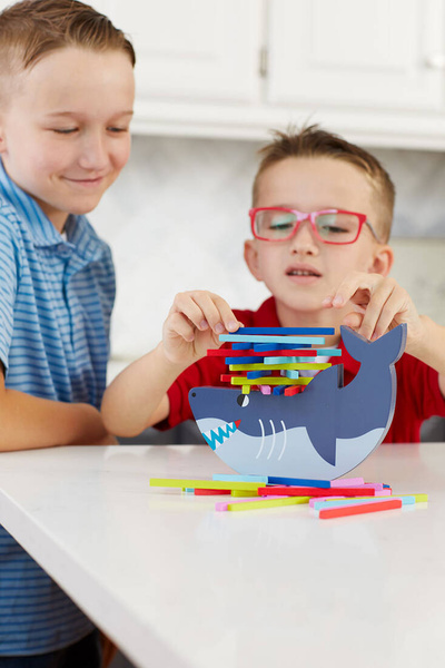 Mudpuppy Drewniana gra balansowa Rekin 4+