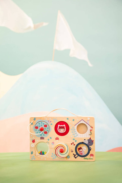 Drewniana tablica manipulacyjna, walizka Czerwony Kapturek 12 m+, Lilliputiens