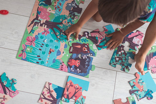 Świecące puzzle z mini-lampką UV Las 24 elementy 3+, Janod