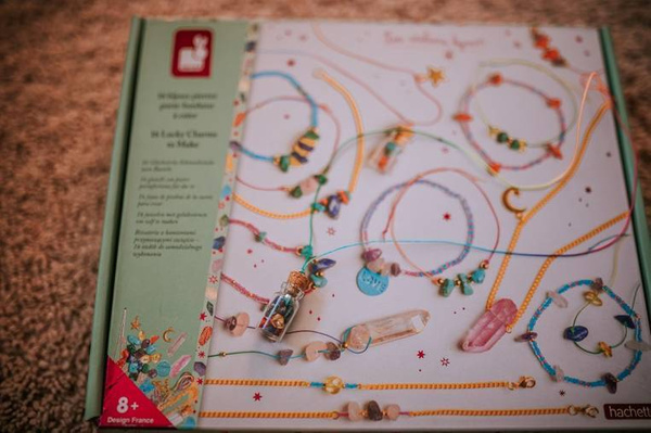 Zestaw kreatywny do tworzenia biżuterii z kamieniami przynoszącymi szczęście 8+, Janod