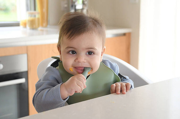 Zestaw 2 silikonowych łyżeczek-gryzaków Sage green/velvet grey 4 m+, Beaba