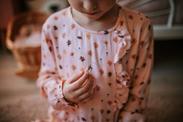 Zestaw kreatywny do tworzenia biżuterii z kamieniami przynoszącymi szczęście 8+, Janod