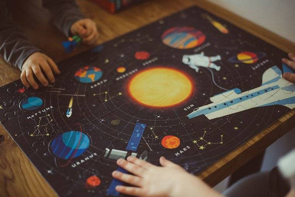 Puzzle Układ Słoneczny z elementami w kształcie planet 5+, Mudpuppy