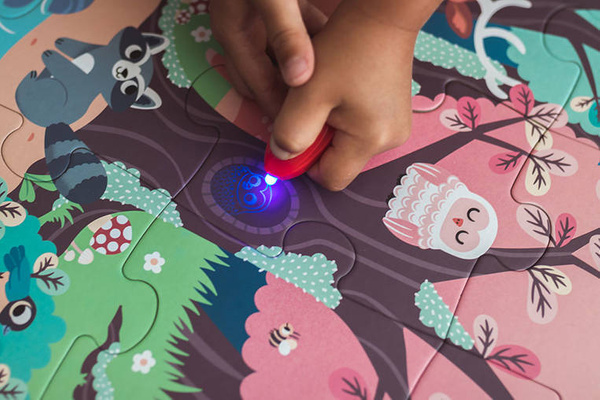Świecące puzzle z mini-lampką UV Las 24 elementy 3+, Janod