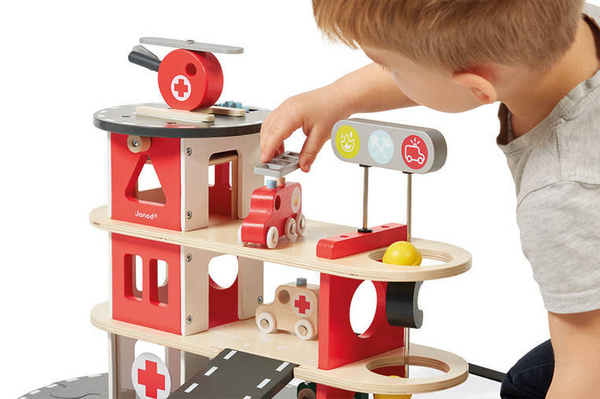 Drewniana remiza strażacka z 5 akcesoriami Bolid 2+, Janod