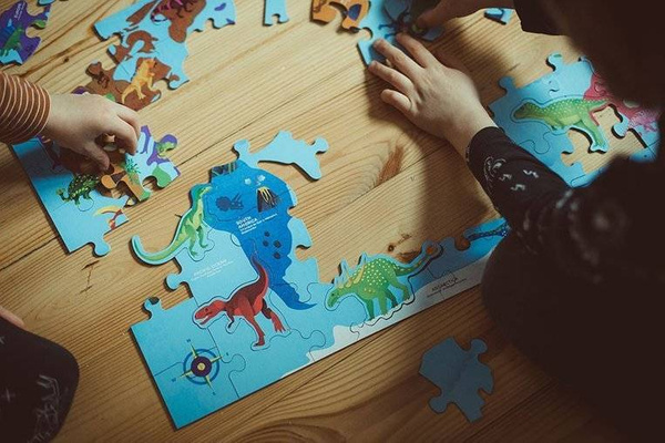 Puzzle Świat dinozaurów z elementami w kształcie dinozaurów 80 elementów 5+, Mudpuppy