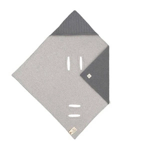 Dziergany kocyk z kapturkiem do fotelika niemowlęcego 78 x 78 cm Cozy Home antracytowy, Lassig