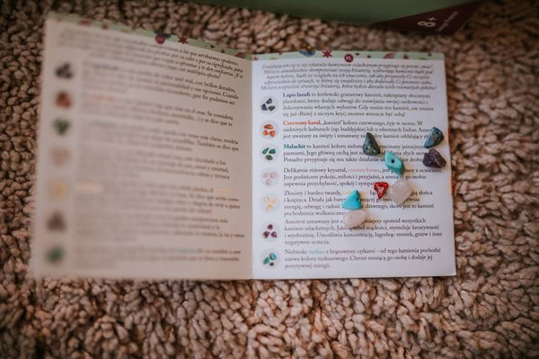 Zestaw kreatywny do tworzenia biżuterii z kamieniami przynoszącymi szczęście 8+, Janod