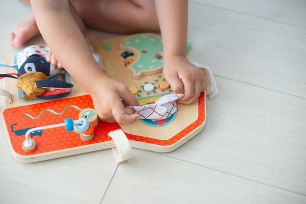 Drewniana tablica manipulacyjna Farma 0 m+, Lilliputiens