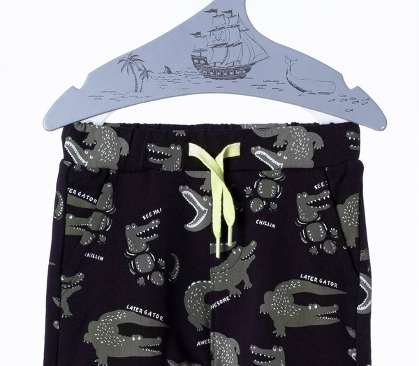 Kappahl Spodnie chłopięce dresowe z nadrukiem w krokodyle