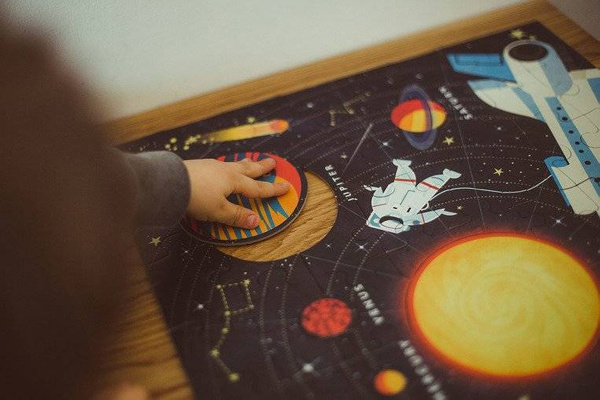 Puzzle Układ Słoneczny z elementami w kształcie planet 5+, Mudpuppy