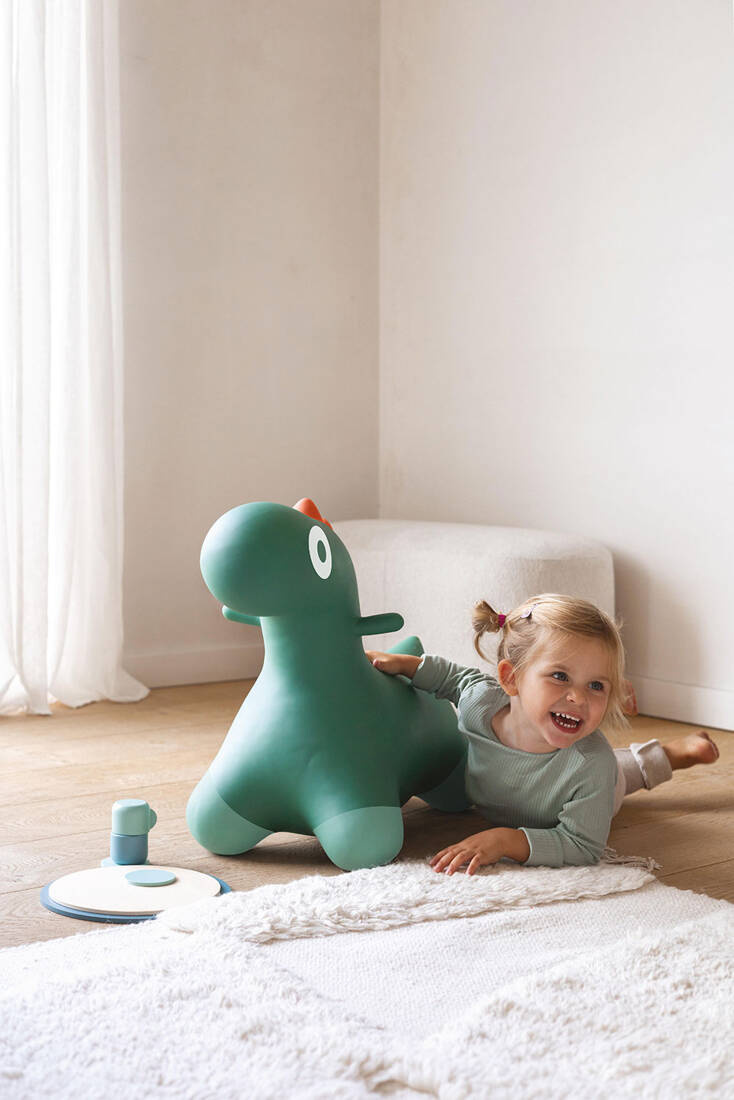 Bezpieczny dmuchany skoczek Hoppi Dino Quut dla dzieci 2+