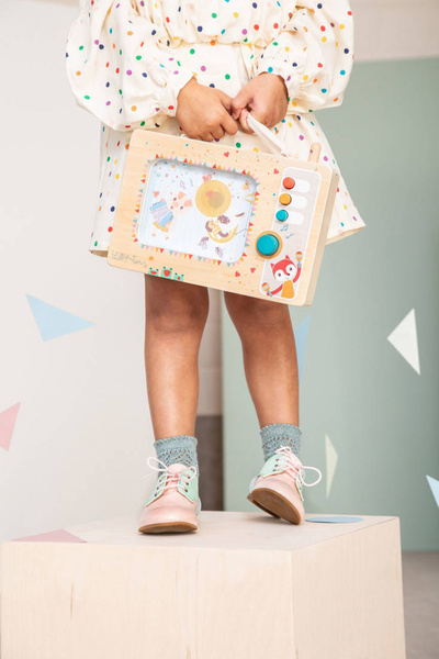 Drewniana animowana pozytywka Telewizor 10 m+, Lilliputiens