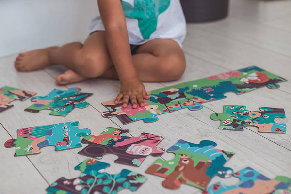 Świecące puzzle z mini-lampką UV Las 24 elementy 3+, Janod