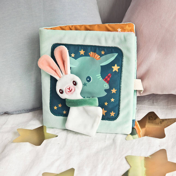 Miękka książeczka aktywizująca z mini-komforterem „Joe i jego przytulanka” 12 m+, Lilliputiens