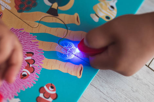 Świecące puzzle z mini-lampką UV Las 24 elementy 3+, Janod