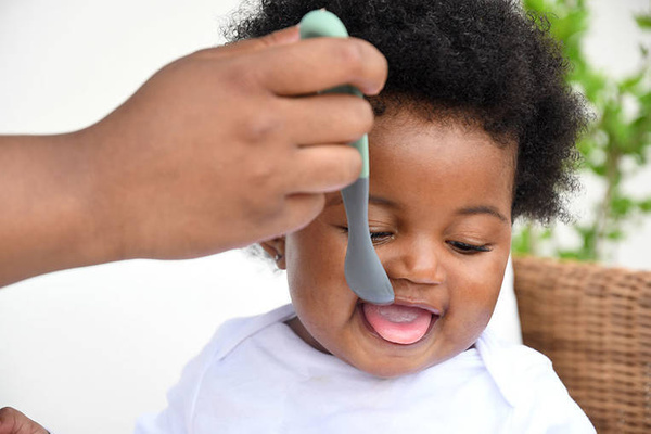 Zestaw 4 łyżeczek silikonowych 4 m+ Mineral grey/Sage green, Beaba