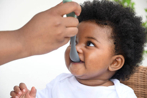 Zestaw 2 łyżeczek silikonowych w podróżnym etui 4 m+ Mineral grey/Sage green, Beaba