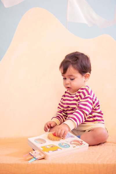 Drewniana tablica manipulacyjna, walizka Pojazdy dla dzieci 12 m+, Lilliputiens