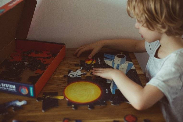 Puzzle Układ Słoneczny z elementami w kształcie planet 5+, Mudpuppy