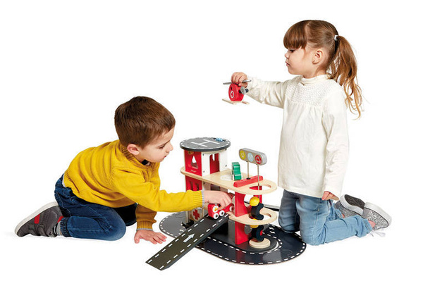 Drewniana remiza strażacka z 5 akcesoriami Bolid 2+, Janod