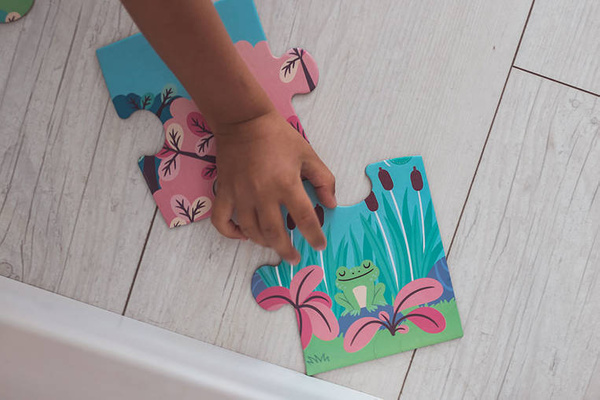 Świecące puzzle z mini-lampką UV Las 24 elementy 3+, Janod