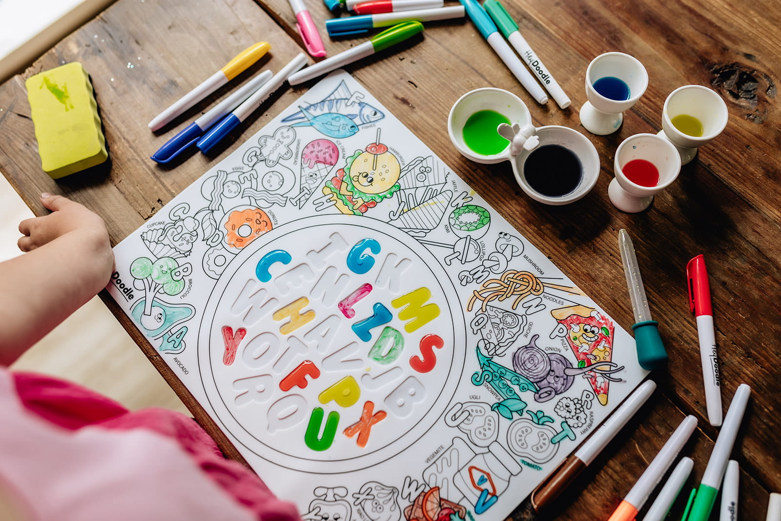 Mata edukacyjna silikonowa HeyDoodle A3 – Alfabetyczna Zupa, kolorowa