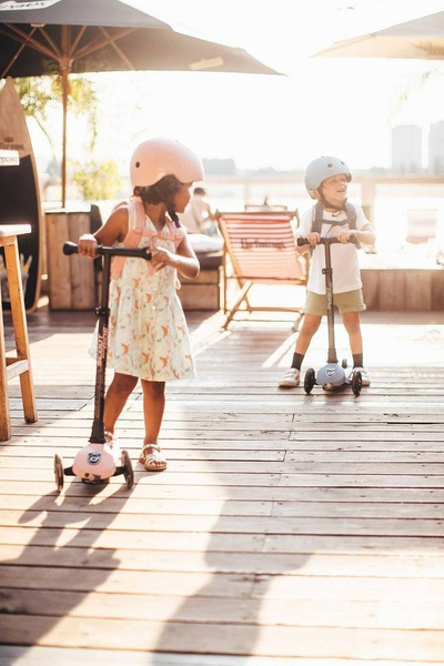 Zestaw: Scoot and Ride HK5 Hulajnoga dla dzieci 5+ trójkołowa z kółkami LED, kolor: Steel + kask rozm. S-M