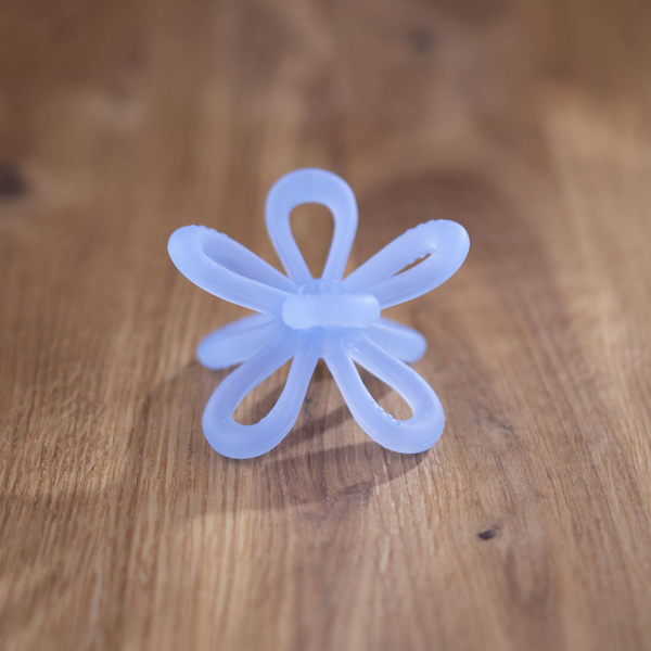 Gryzak silikonowy Uspokajający Kwiatek niebieski, Giligums