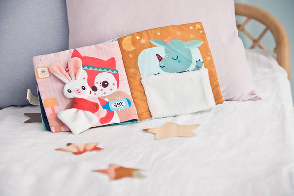 Miękka książeczka aktywizująca z mini-komforterem „Joe i jego przytulanka” 12 m+, Lilliputiens