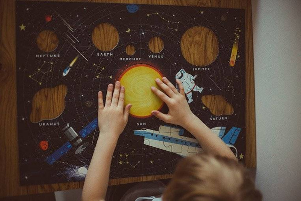 Puzzle Układ Słoneczny z elementami w kształcie planet 5+, Mudpuppy