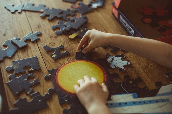 Puzzle Układ Słoneczny z elementami w kształcie planet 5+, Mudpuppy