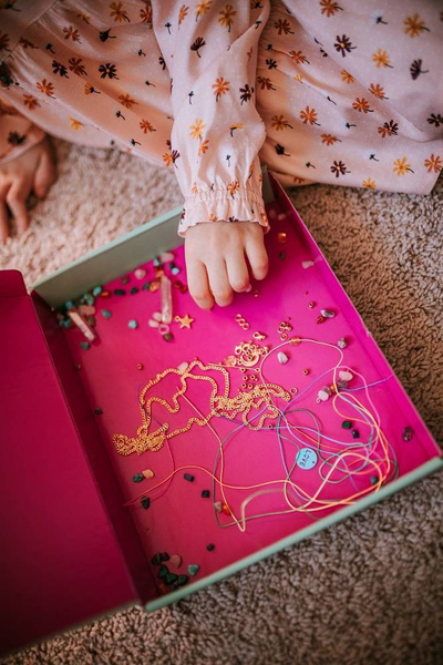 Zestaw kreatywny do tworzenia biżuterii z kamieniami przynoszącymi szczęście 8+, Janod