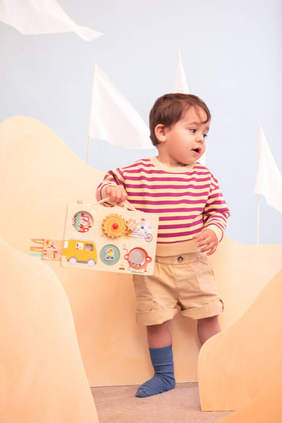 Drewniana tablica manipulacyjna, walizka Pojazdy dla dzieci 12 m+, Lilliputiens