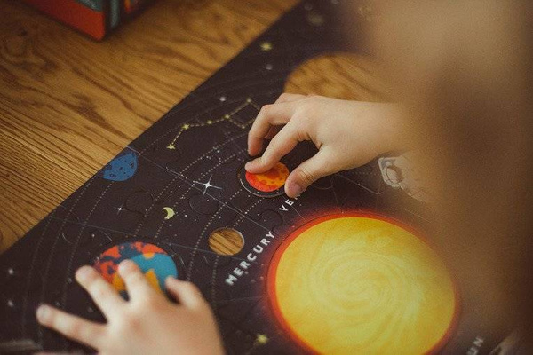 Puzzle Układ Słoneczny z elementami w kształcie planet 5+, Mudpuppy