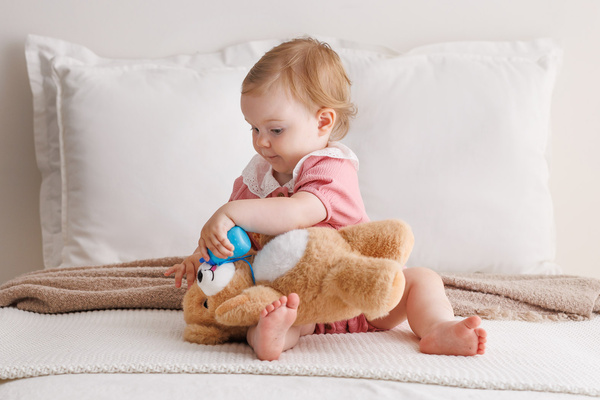 Zabawka interaktywna - Niedźwiadek Brunatny, dla dzieci, 18 m+, Dumel