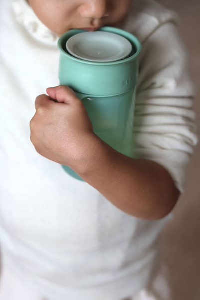 Kubek dla dzieci treningowy 360°, z uchwytami 340 ml green 12 m+, Beaba