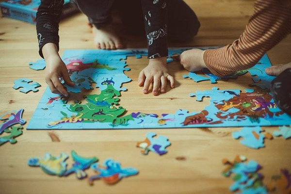 Puzzle Świat dinozaurów z elementami w kształcie dinozaurów 80 elementów 5+, Mudpuppy