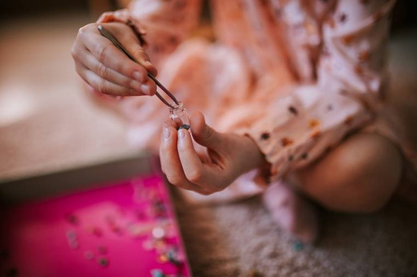 Zestaw kreatywny do tworzenia biżuterii z kamieniami przynoszącymi szczęście 8+, Janod